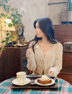 Elegant and simple knitted cardigan 