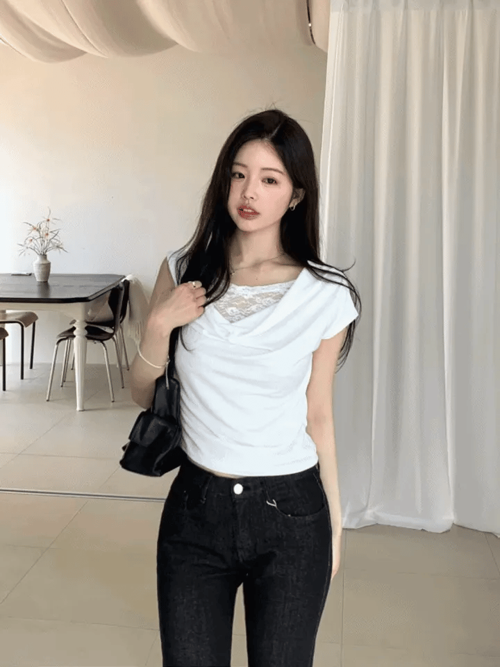 【Sweet and slightly sexy】Lace Shirring Blouse