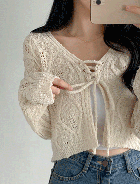Elegant and simple knitted cardigan 