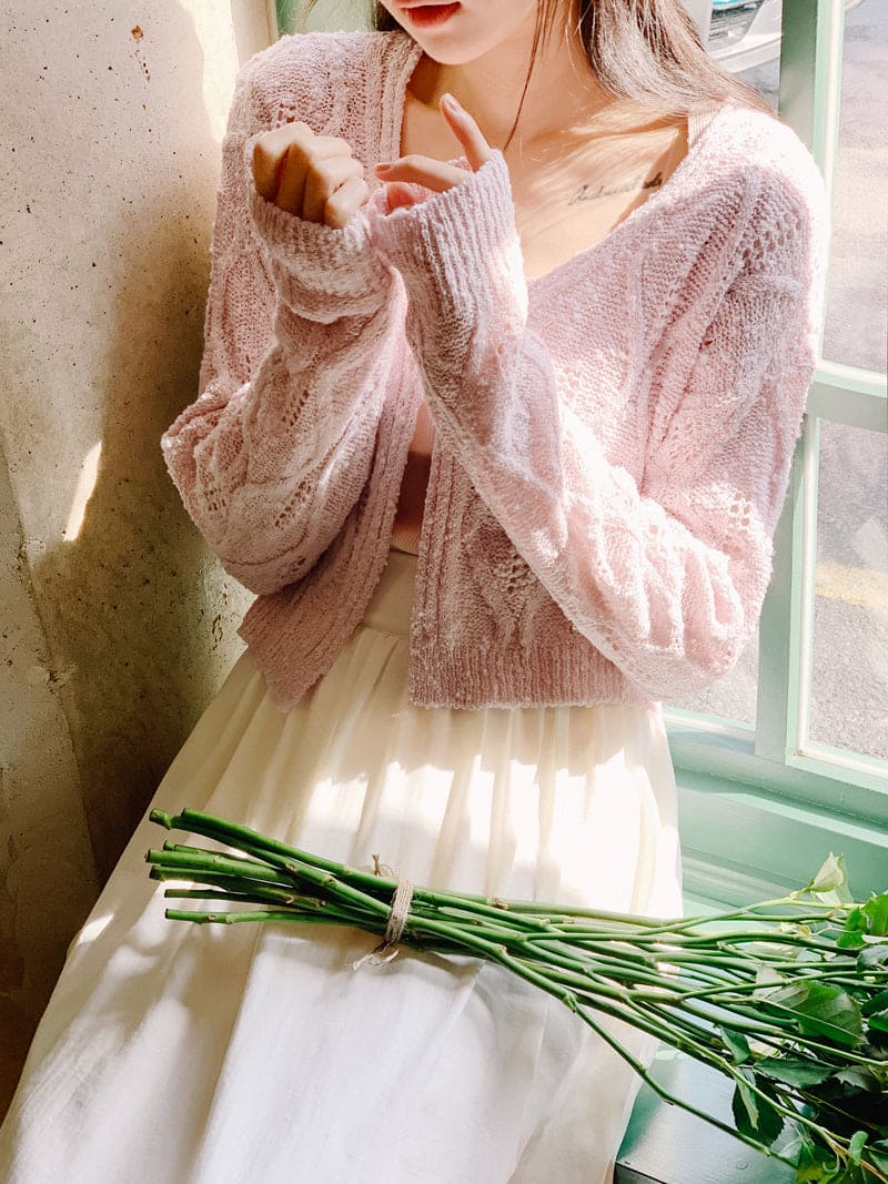 Elegant and simple knitted cardigan 