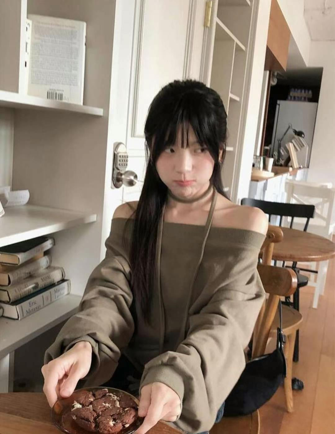 [Stylish Casual] Off-Shoulder Sweatshirt Scarf Set 