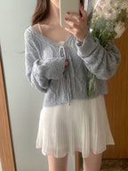 Elegant and simple knitted cardigan 