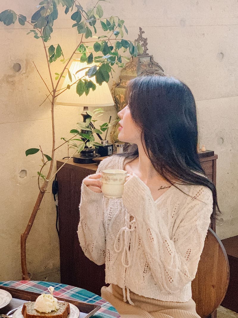 Elegant and simple knitted cardigan 