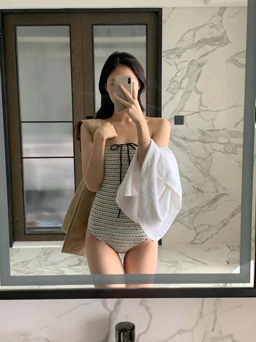 [Shop owner's personal favorite!] Halter Stripe Monokini 