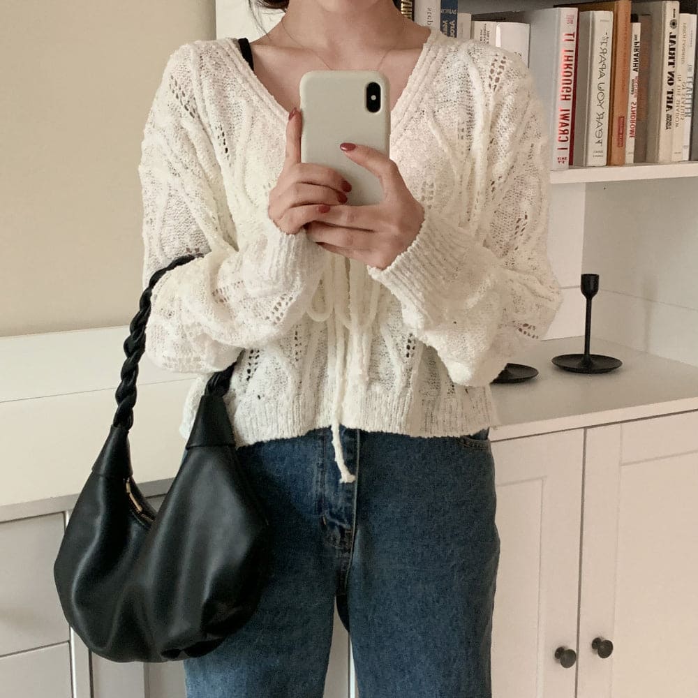 Elegant and simple knitted cardigan 