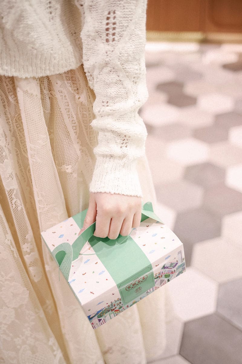 Elegant and simple knitted cardigan 