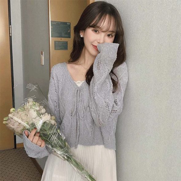 Elegant and simple knitted cardigan 