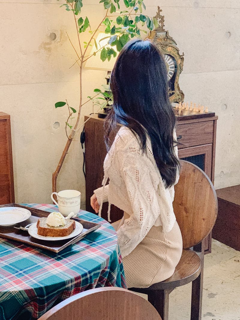 Elegant and simple knitted cardigan 