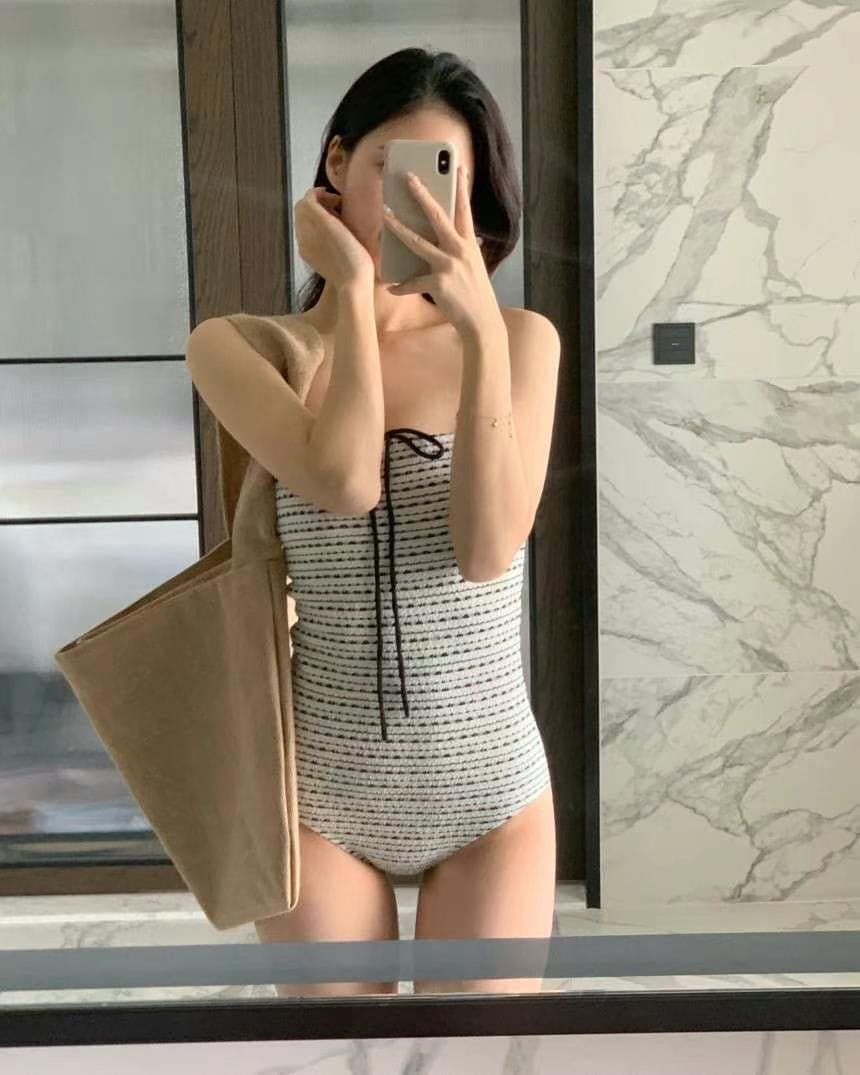 [Shop owner's personal favorite!] Halter Stripe Monokini 