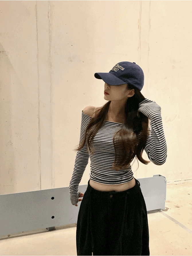 【🖤Innocent and Sexy】Stripe Off Shoulder Top｜KARINA's Style 