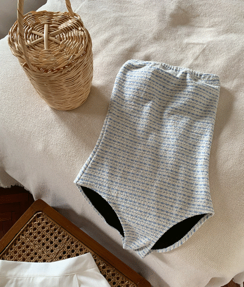 [Shop owner's personal favorite!] Halter Stripe Monokini 