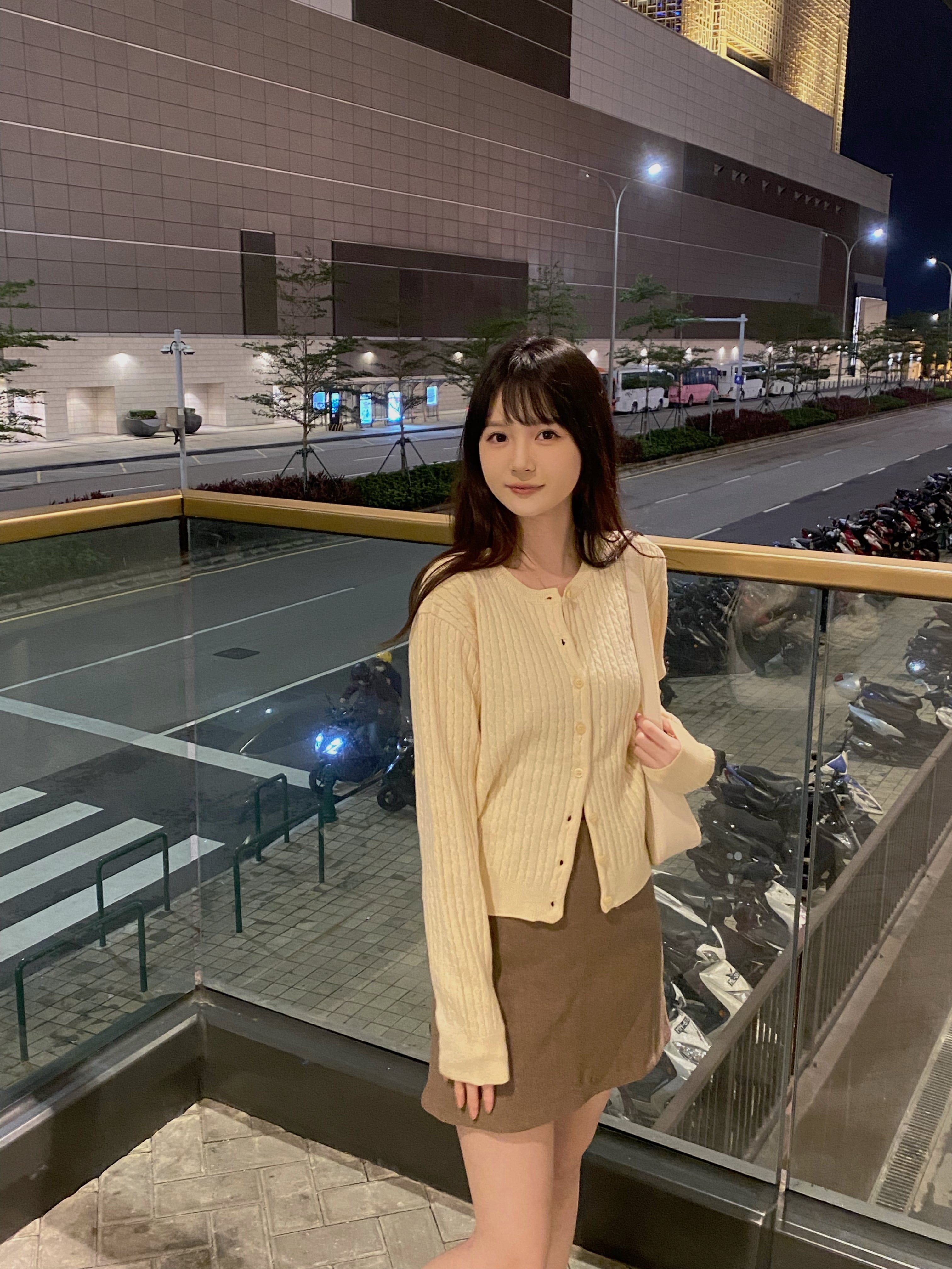 The colors are perfect! Fruit-patterned round neck cable knit cardigan 