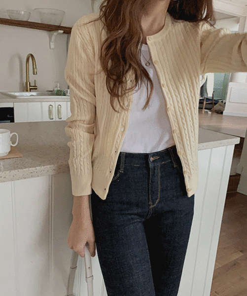 The colors are perfect! Fruit-patterned round neck cable knit cardigan 